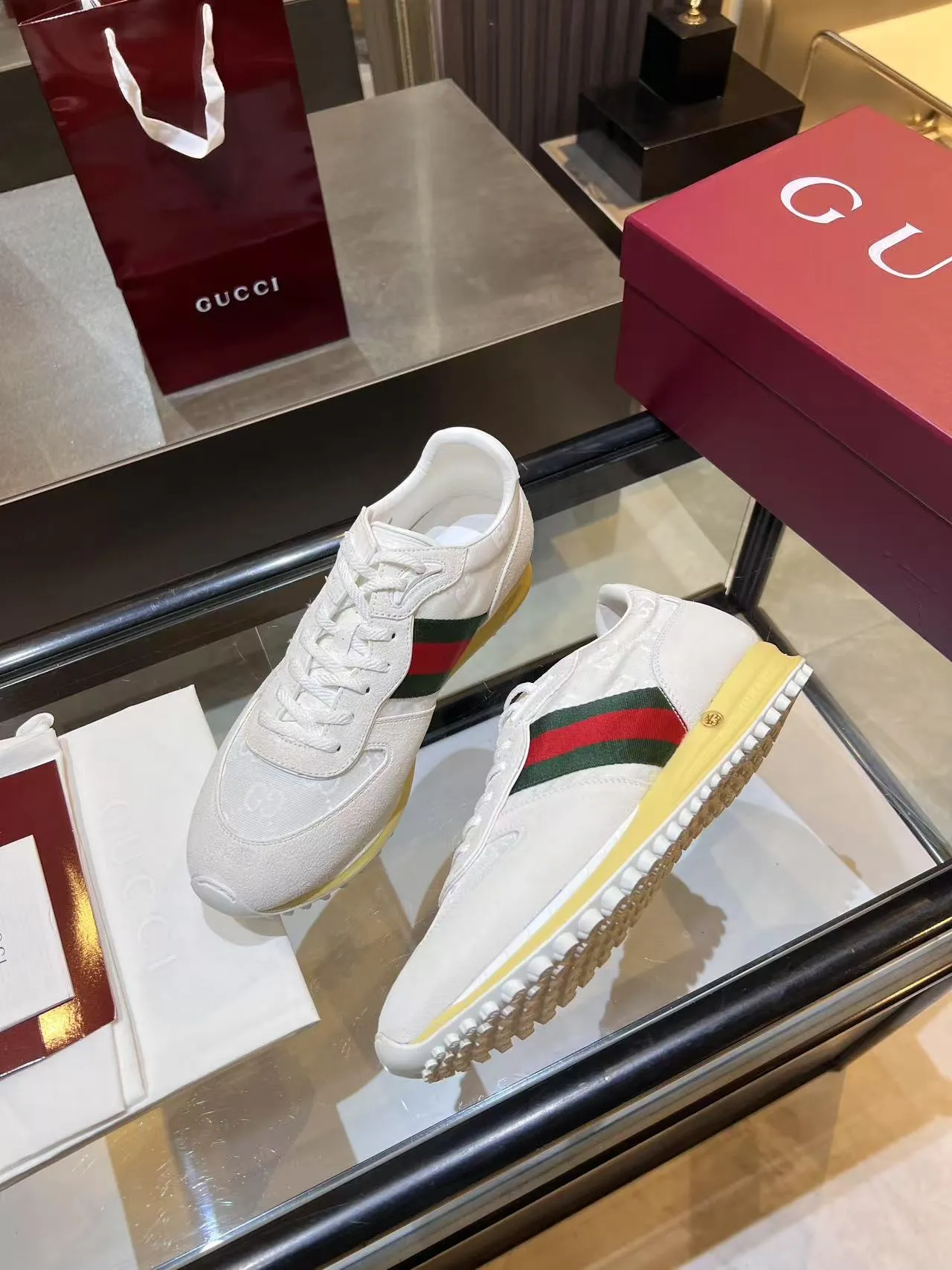 [G Home] P: 660💰 Men's Size: 40-44 (45 customized) Gucci Gucci Top version Latest catwalk style Re-Motion series Thick-soled casual sneakers Original purchase development and production This sneaker has a detachable and adjustable ankle strap, adding a dynamic item to the 2025 spring and summer series. The light and flexible outsole has been specially treated and is filled with a strong retro style. Exquisitely packaged at the delivery counter🛍📦 ▪️Fabric: Original customized imported first-layer cowhide ▪️Inner lining: Original customized breathable mesh ▪️Sole: Original molded TPU material ▪️Sole thickness: 3.5CM